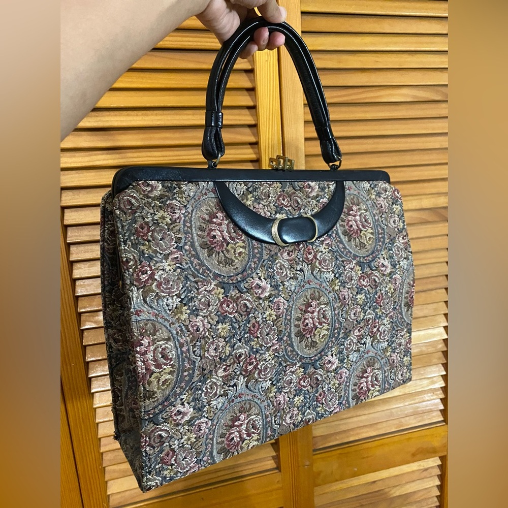 Vintage Sheldon New York: Floral, embroidered purse